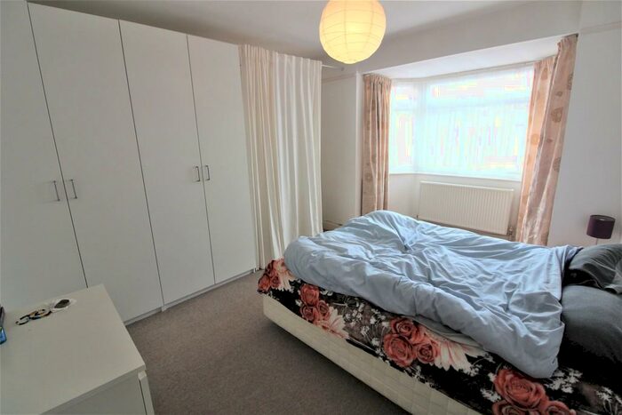 1 Bedroom Flat To Rent In Connaught Gardens, Palmers Green, N13