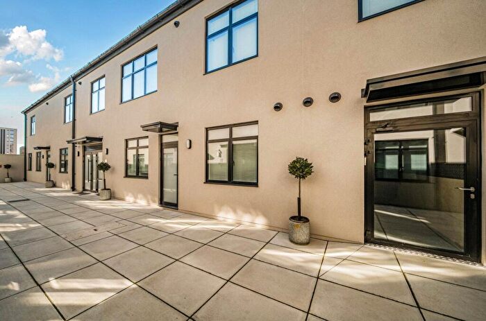 3 Bedroom Flat To Rent In Gemini House, Old Shoreham Road, Hove, BN3