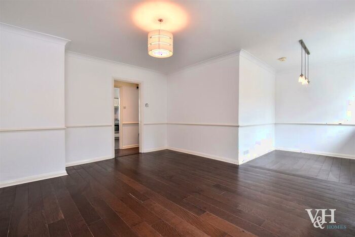 2 Bedroom Apartment For Sale In Woodfield Lane, Ashtead, KT21