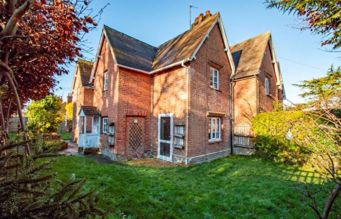 4 Bedroom Semi-Detached House For Sale In Village Street, Moulsford, Wallingford, Oxfordshire, OX10