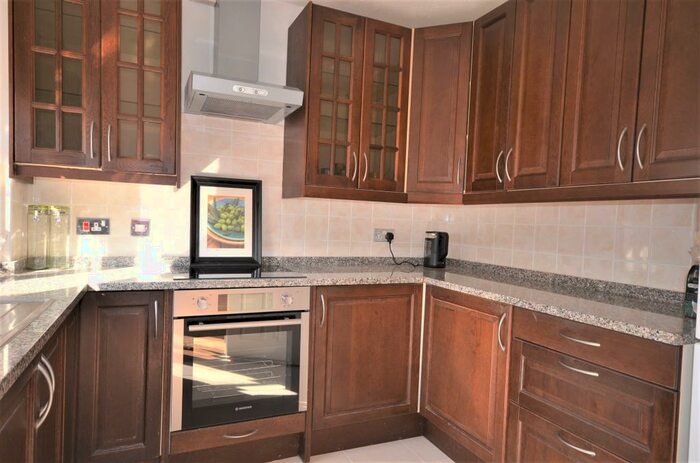 2 Bedroom Apartment To Rent In Littlebrook Avenue, Slough, SL2