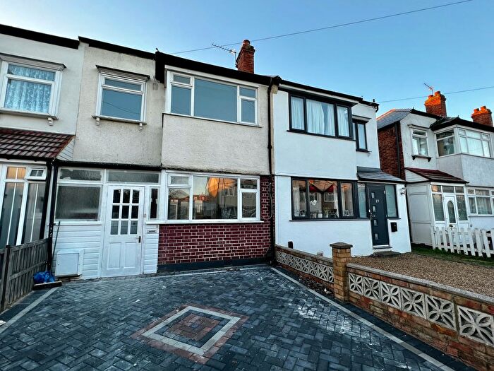 3 Bedroom Flat To Rent In Cavendish Road, New Malden, Surrey, KT3