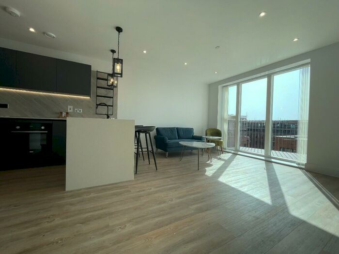 2 Bedroom Flat For Sale In Memorial Avenue, Slough, Berkshire, SL1