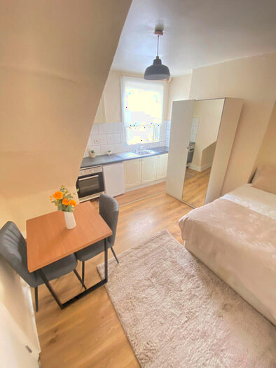 Studio To Rent In West Green Road, London, N15