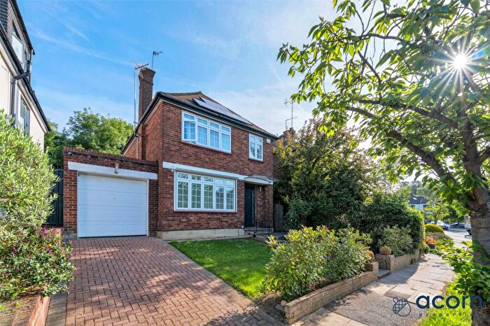 3 Bedroom Detached House For Sale In The Reddings, Mill Hill, London, NW7