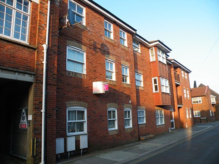 1 Bedroom Flat To Rent In Mews Court, Newport, PO30