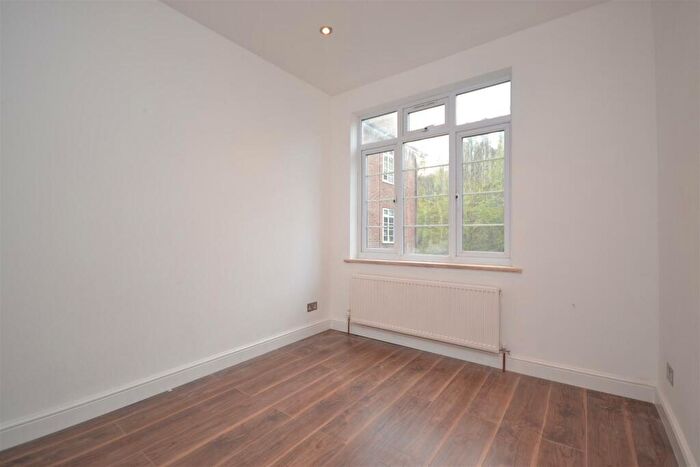 2 Bedroom Apartment To Rent In Risborough Close, Muswell Hill, London, N10