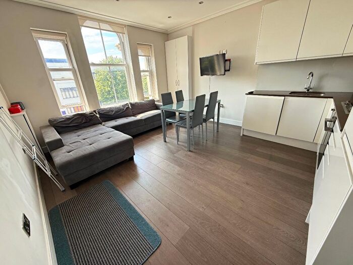 3 Bedroom Flat To Rent In Holloway Road, London, N7