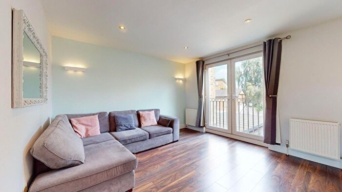 2 Bedroom Flat To Rent In Catford Hill, London, SE6