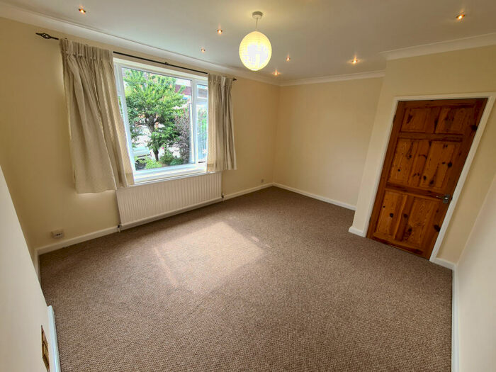 2 Bedroom Maisonette To Rent In King Edward Road, Barnet, EN5