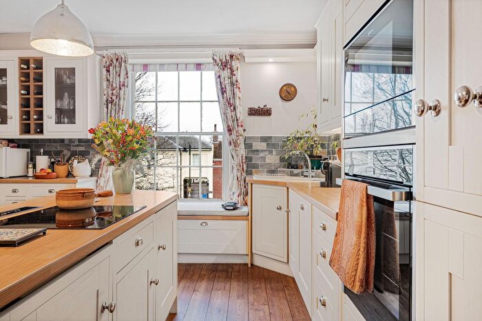 2 Bedroom Flat For Sale In The Spain, Petersfield, Hampshire, GU32