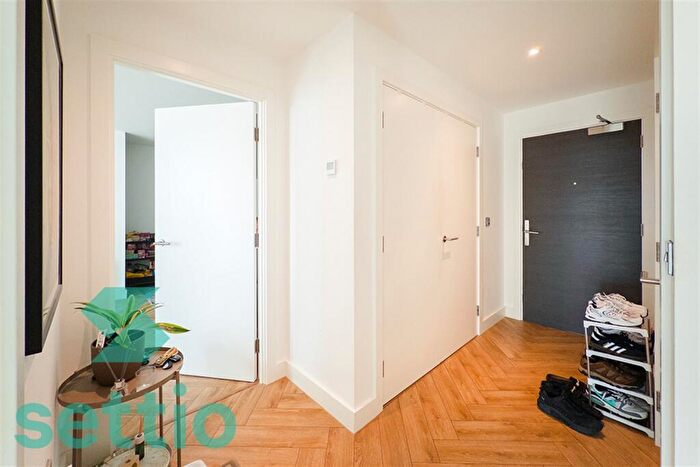 2 Bedroom Apartment To Rent In Elizabeth Tower, Crown Street, M15