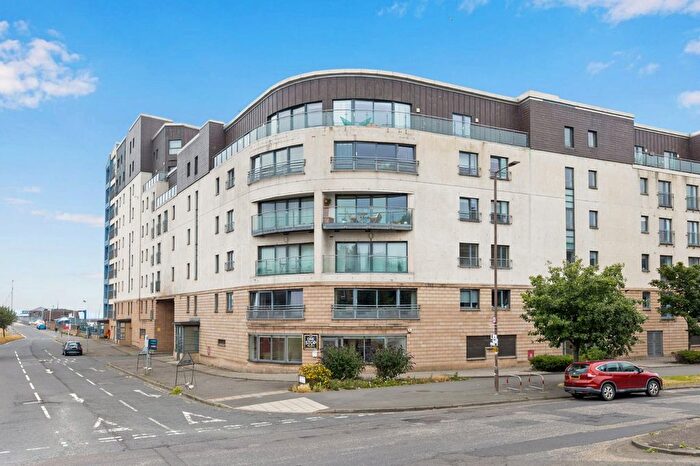 3 Bedroom Flat To Rent In Lower Granton Road, Edinburgh, Midlothian, EH5