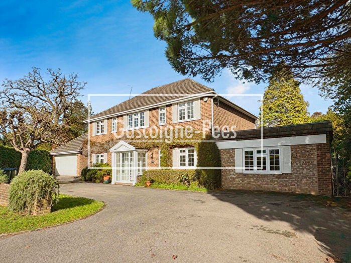 4 Bedroom House To Rent In Southfield Place, Weybridge, KT13