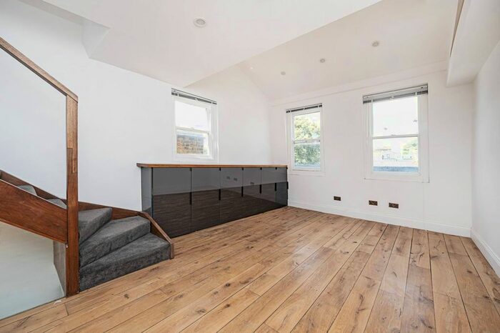 2 Bedroom Maisonette To Rent In Liverpool Road, Islington, London, N1