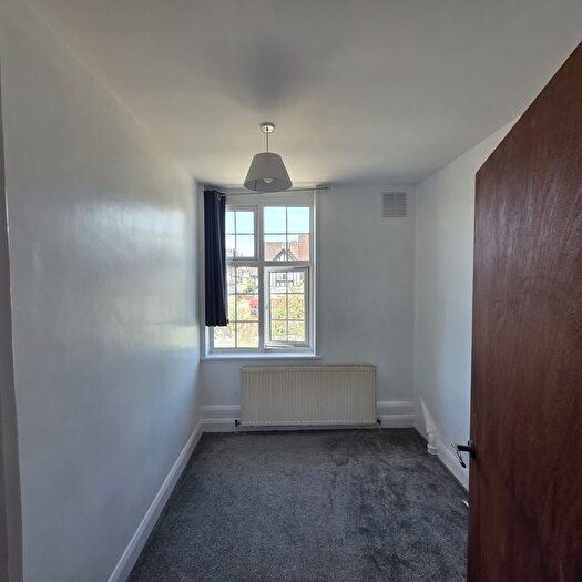 2 Bedroom Flat To Rent In London, N20