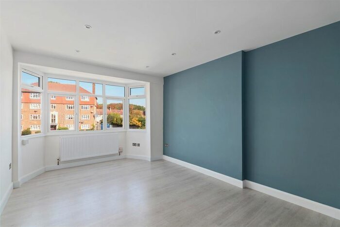 3 Bedroom Flat To Rent In Bushey Road, London, SW20