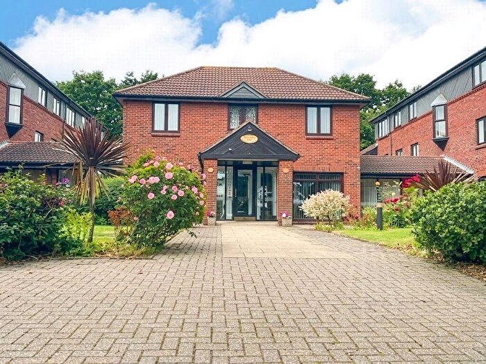 1 Bedroom Apartment For Sale In Imperial Avenue, Westcliff-on-Sea, Essex, SS0