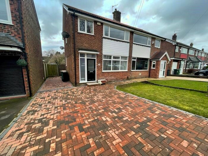 3 Bedroom Semi-Detached House To Rent In Holcombe Close, Kearsley, Bolton, BL4