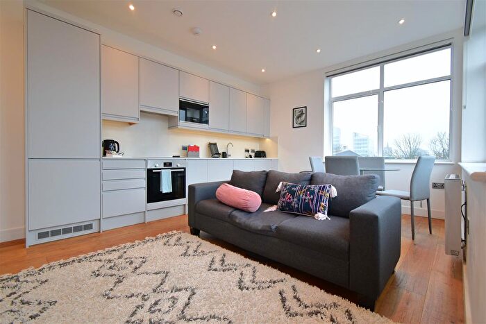 2 Bedroom Flat To Rent In Stoke Road, Slough, SL2