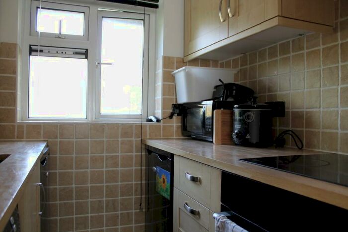 Flat To Rent In Shamrock Close, Fetcham, KT22