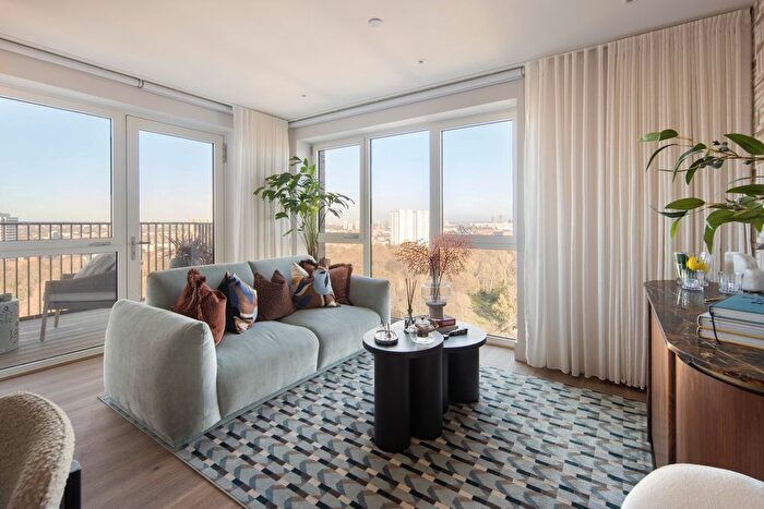 2 Bedroom Flat For Sale In Bow Common Lane, Bow, E3