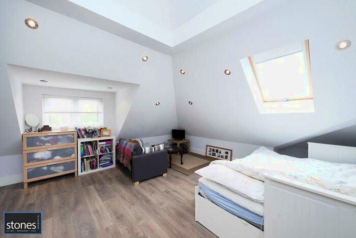 Apartment To Rent In Holden Road, Woodside Park, London, N12