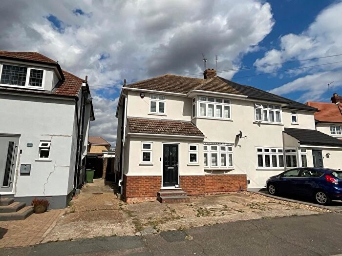 3 Bedroom Semi-Detached House For Sale In Rosebank Avenue, Hornchurch, RM12