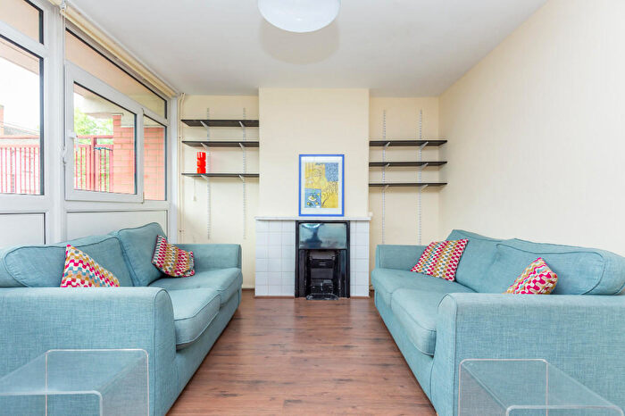 3 Bedroom Maisonette To Rent In Canada Estate, London, SE16