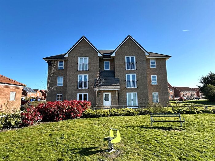 2 Bedroom Flat To Rent In Riverside Avenue, Barlby, Selby, YO8