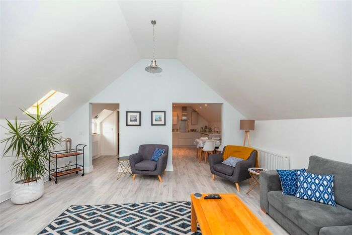 2 Bedroom Flat To Rent In Overland Road, Mumbles, Swansea, SA3