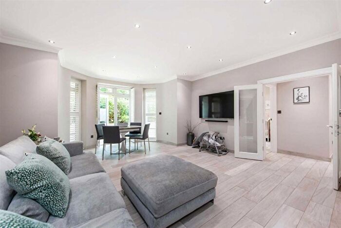 2 Bedroom Flat To Rent In Belsize Park Gardens, London, NW3