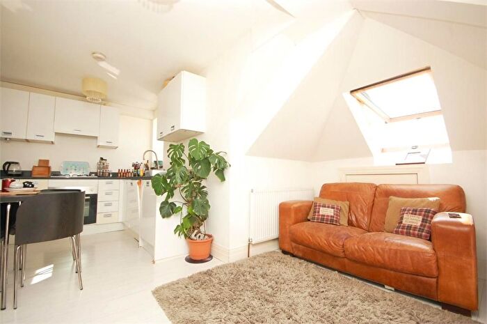 2 Bedroom Flat To Rent In Uxbridge Road, Hampton Hill, Hampton, TW12