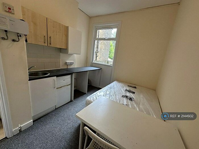 Studio To Rent In Hampden Road, London, N8