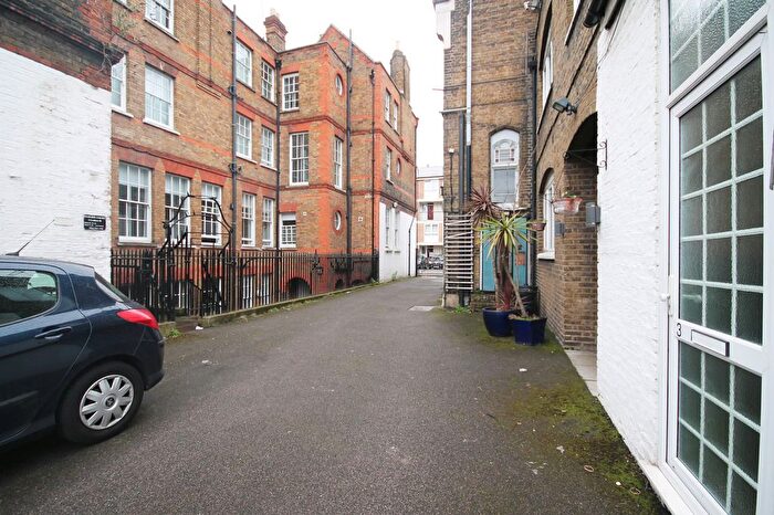 1 Bedroom Flat To Rent In St. Frideswides Mews, London, E14