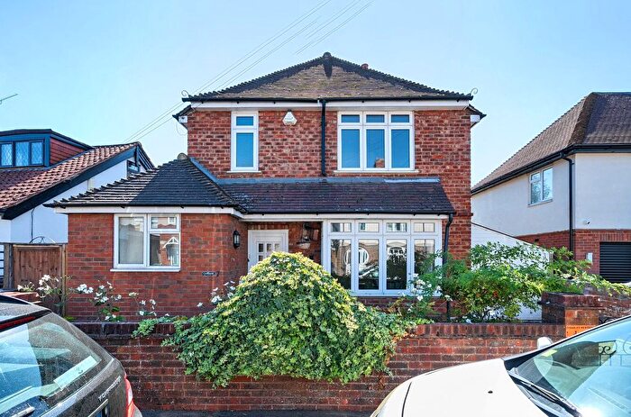 3 Bedroom Detached House For Sale In Krooner Road, Camberley, Surrey, GU15