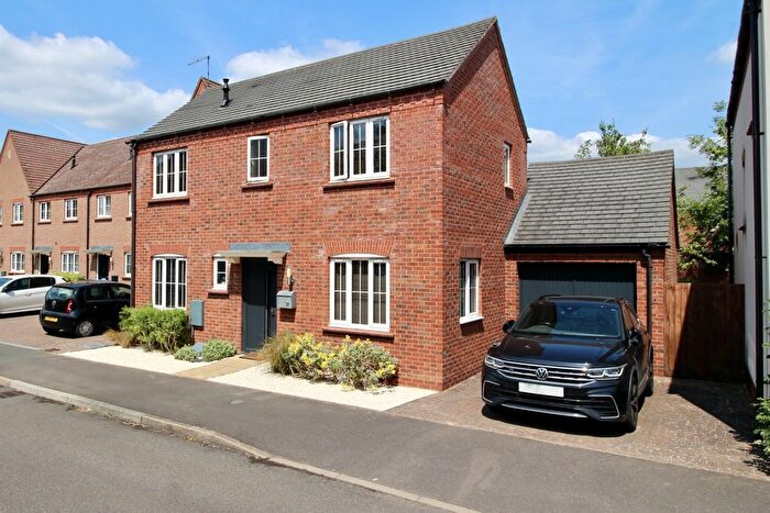 3 Bedroom Detached House For Sale In Greyhound Croft, Hinckley, LE10