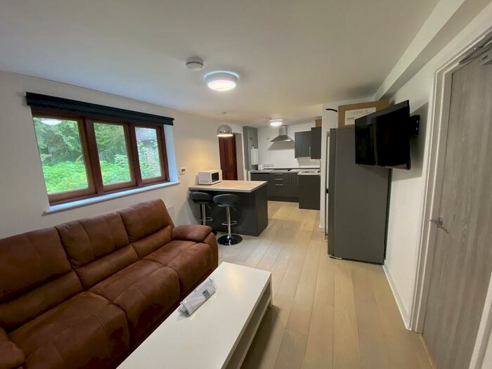 3 Bedroom Ground Flat To Rent In Sparkford Road, Winchester, SO22