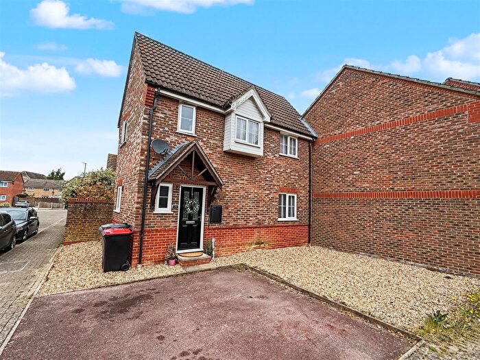 2 Bedroom Link Detached House For Sale In Stanstrete Field, Great Notley, Braintree, CM77