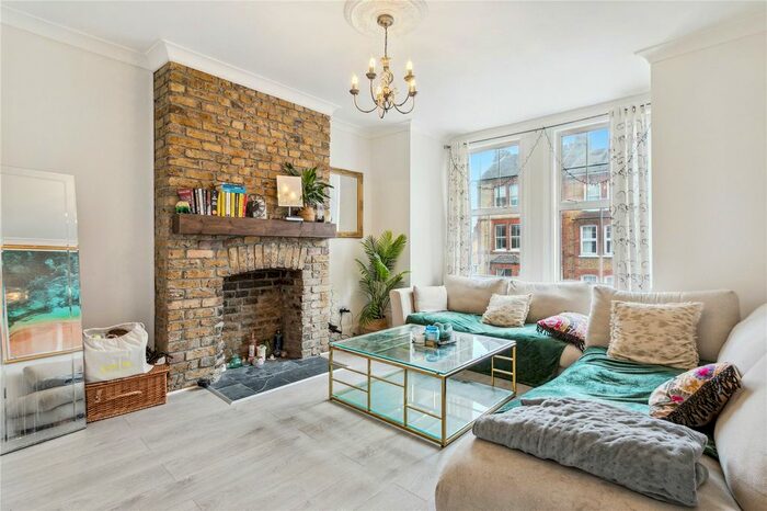2 Bedroom Flat To Rent In Queenstown Road, Battersea, SW8