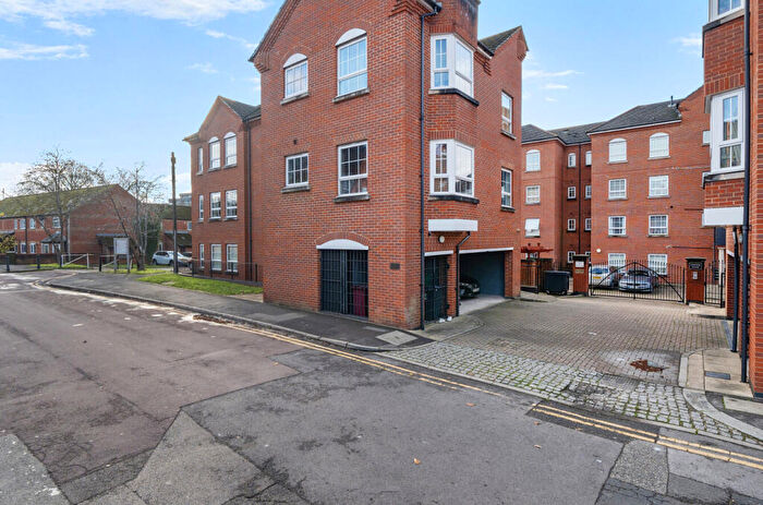 2 Bedroom Apartment For Sale In Katesgrove Lane, Reading, Berkshire, RG1