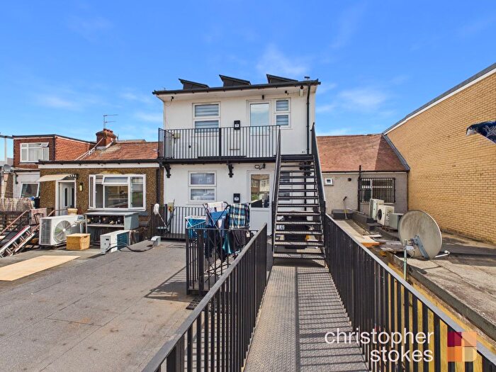 2 Bedroom Flat To Rent In High Street, Waltham Cross, Hertfordshire, EN8