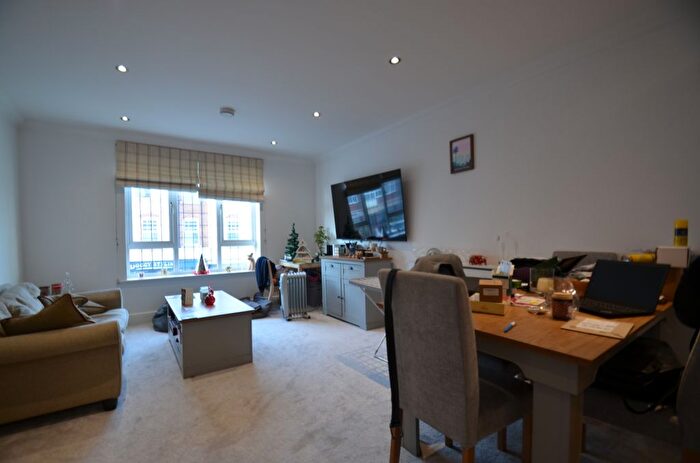 1 Bedroom Flat To Rent In York Road, Weybridge, KT13