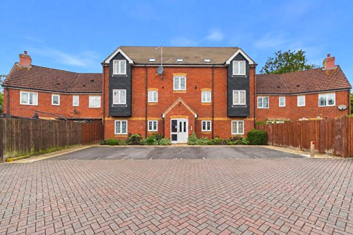 2 Bedroom Apartment For Sale In Kestrels Mead, Tadley, Berkshire, RG26