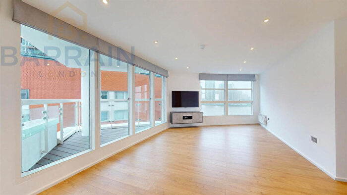 2 Bedroom Flat For Sale In Blackwall Way, London, E14