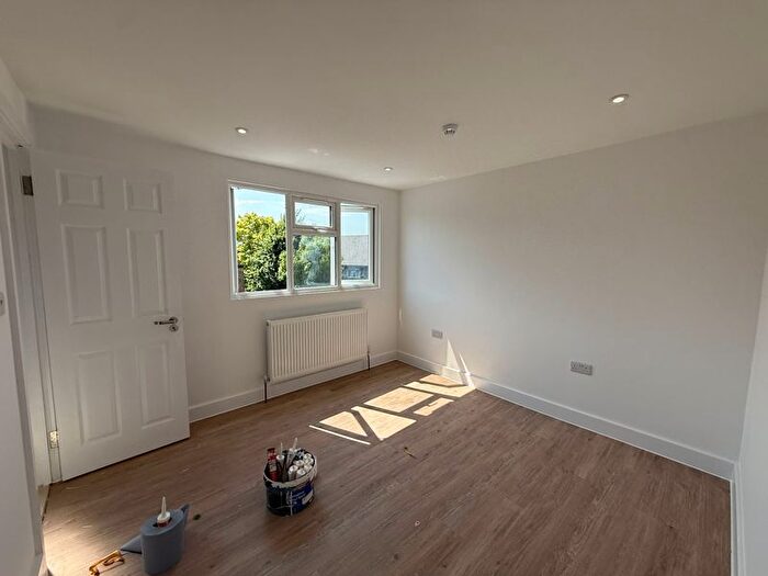 6 Bedroom Semi-Detached House To Rent In Greatfields Drive, Uxbridge, UB8