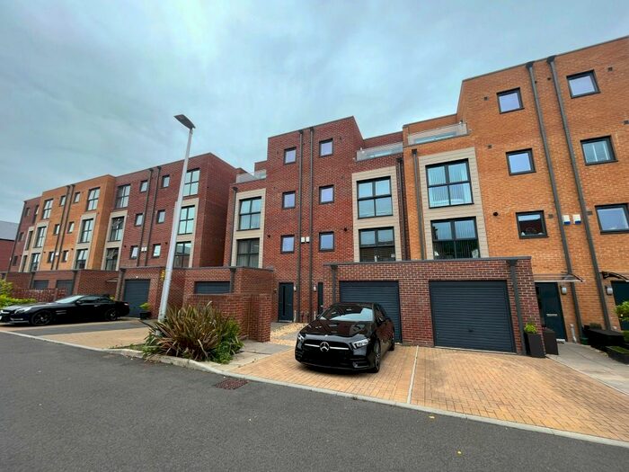 5 Bedroom Town House To Rent In Langdon Road, St. Thomas, Swansea, SA1