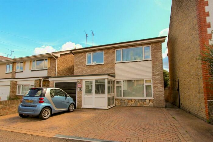 4 Bedroom Detached House To Rent In St. Georges Park Avenue, Westcliff-on-Sea, Essex, SS0