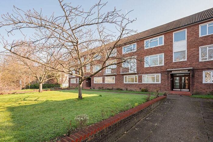 2 Bedroom Flat To Rent In Radcliffe Square, Putney Heath, London, SW15