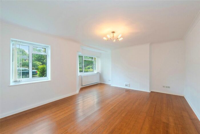 3 Bedroom Flat To Rent In Queens Court, Queens Road, TW10
